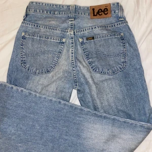 Lågmidjade Lee jeans - Midjemått ca 36 cm rakt över och innerbenslängd 80 cm❤️bilden med de på är lånad och de passar tyvärr inte mig så kan inte skicka fler bilder med de på💗