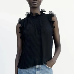 Zara topp - Svart snygg topp från zara i storlek S. Slutsåld på hemsidan, aldrig använd!