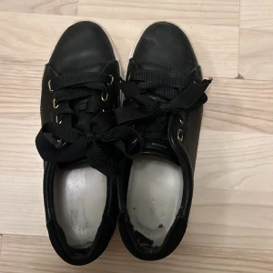 Gant sneakers - Svarta gant sneakers i strl 37. Se bilder för skav