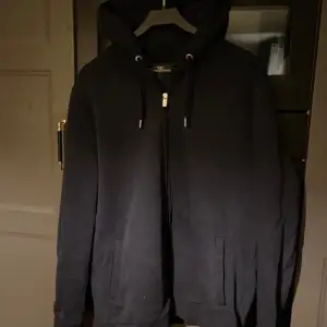 Hampton Republic hoodie som är i hur bra skick som helst som har storlek L. Bara att höra av sig vid frågor. Priset diskuteras vid snabb affär. 