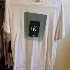 T-shirt  - Säljer denna vita Calvin Klein T-shirt från Kidsbrandstore. Säljer den då jag inte använder den längre. Den är i super bra skick. Endast använt ett få tal gånger. Storlek: 16år (176) Ny pris: 499:- Säljer den för: 299:-