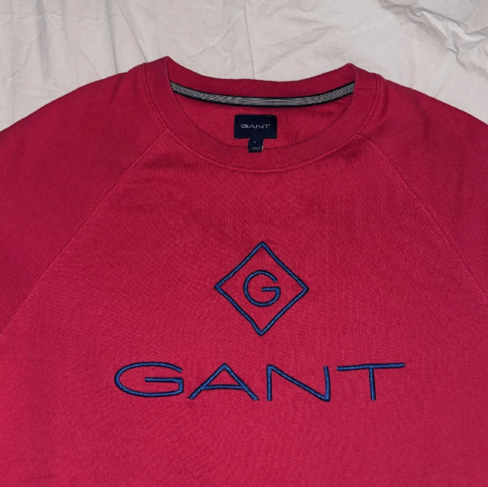 Oanvänd sweatshirt från Gant i storlek L. Hoodies.