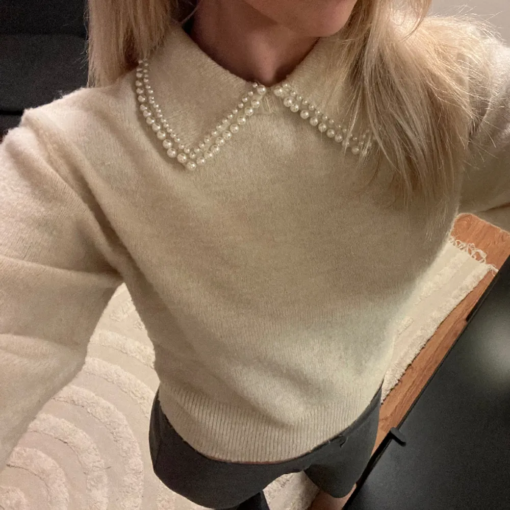 En super fin vit stickad tröja med pärlkrage. Köpt för ett tag sedan men inte kommit till använding, då den är i bra kvalitet. Sitter jätte bra på mig som brukar ha S🫶🏼🫶🏼Hör av er vid funderingar!! . Stickat.
