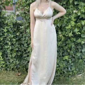 Champangefärgad klänning från PrettyLittleThing. Använd en gång🤍