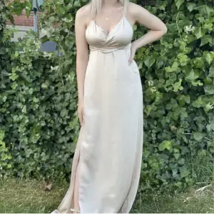 Champangefärgad klänning från PrettyLittleThing. Använd en gång🤍