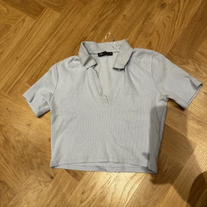 Topp-zara  - Jätte in topp från zara i baby blå färg. Det är en ribbat topp som slutar över naveln! Materialet är jätte bra och dne knappt använt! Den är i storlek m men är väldigt liten i storlek och sitter lite löst på mig som är XS vanligtvis 