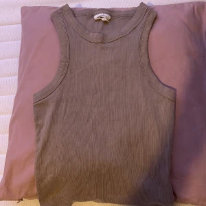 Beige ribbat linne - Linne från Gina tricot som inte använts då det är för stort. Nyskick ,typ aldrig använt, väldigt stretchigt 