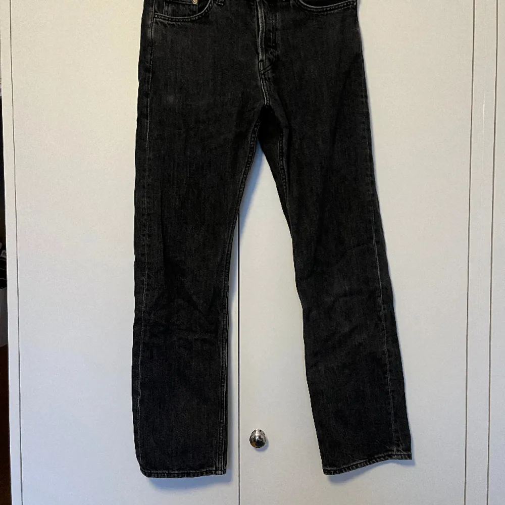 Säljer ett par svarta weekday jeans av modellen space! Dessa har storleken W27/L32, och sitter som en rak mellanhög jeansmodell. Riktigt sköna och snygga, har bara inte kommit till användning på sistone. Fler bilder kan ges vid intresse. Tar bud. Jeans & Byxor.
