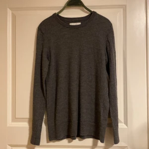 Grå långärmad  - Lite nopprig (se bild 2&3) men otroligt perfekt basplagg från Samsøe Samsøe💗