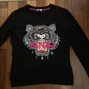 Ny skick Kenzo tröja säljes. - Storlek: XS Skick: Ny skick Ganska liten i storleken.