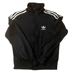 Adidas Zip - Adidas Zip i storlek 38, sitter som en XS. Skriv på dm vid frågor eller fler bilder!
