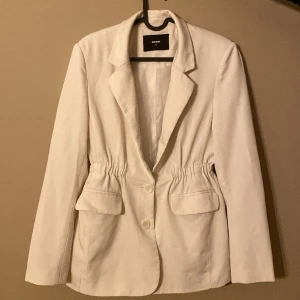 Blazer off-white  - Säljer nu min fina fina blazer!  Off-white färgad blazer!   Fickorna är uppsprättade men annars i top skick!  Passar XS/S Pris kan diskuteras vid snabb affär🌸