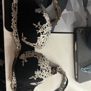 intimissimi - Säljer denna bh för är för stor, använd fåtal gången men är i nyskick. nu pris 500kr men säljer för 300kr