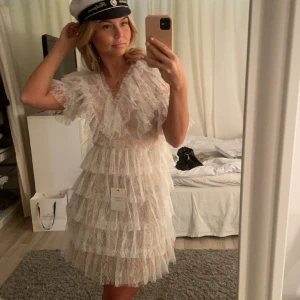 Studentklänning   - Säljer min fina studentklänning från bymalina i strl XS. Nypris 2500kr