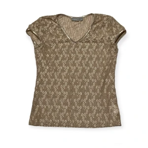 Spetstopp guldig genomskinlig  - Så vacker guldig/beige spetstopp. Jättesnygg att ha med en topp under. Så fin känns lyxig.