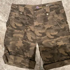 Militärmönstrade shorts i storlek S. Säljer pga stor garderobrensning. Kika gärna på mina andra annonser, säljer mycket. Samfraktar gärna:) 
