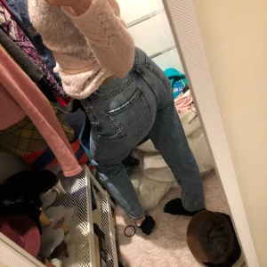 Jeans gina tricot - Mom jeans från Gina tricot, lite för små på mig!