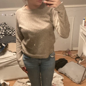 Stickad tröja  - En beige stickad tröja från Vero Moda i storlek S, använd ganska mycket men är i fint skick lite lite nopprig kom privat för mer frågor och bilder🩷