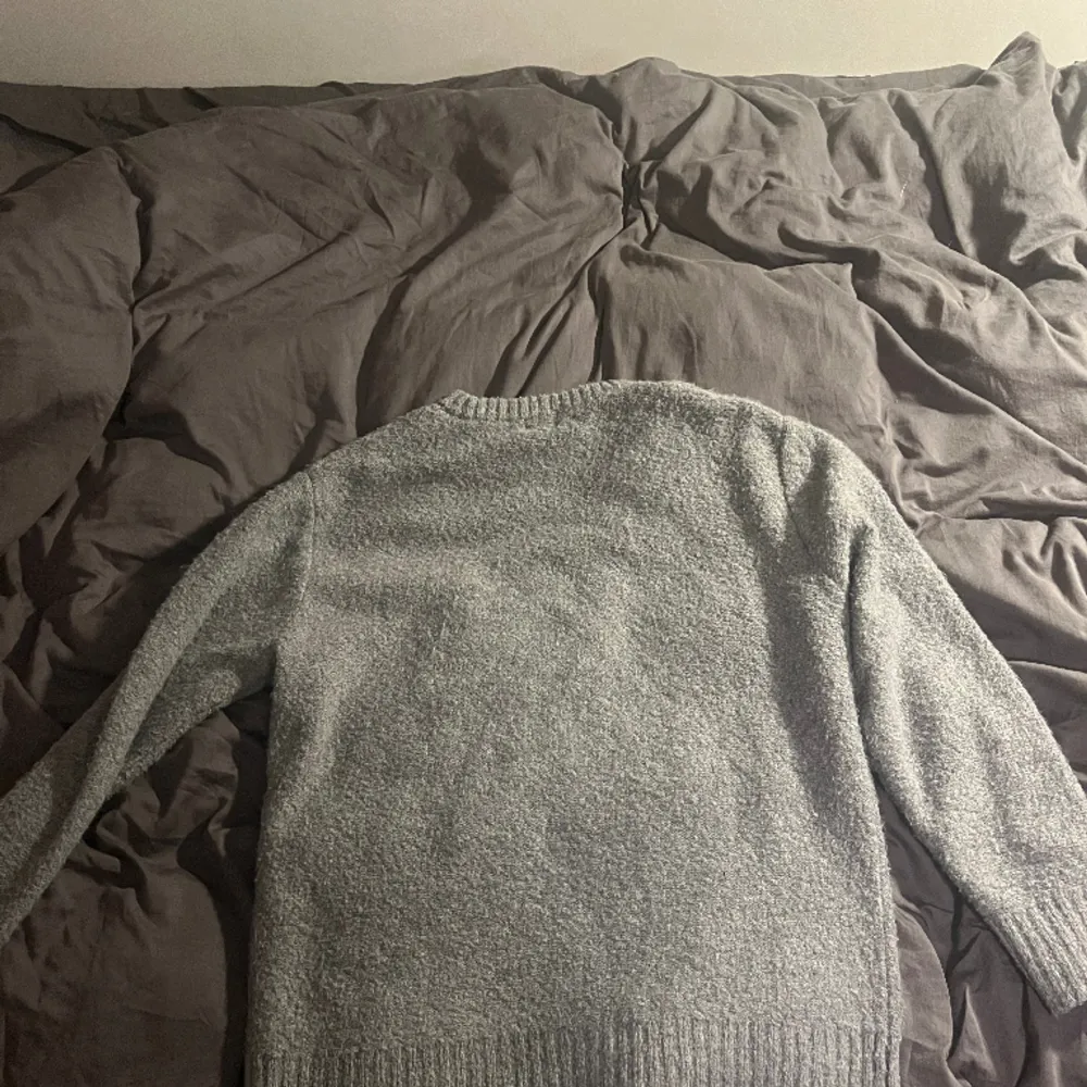 Säljer denna gråa stickade tröja från hm i storlek M (passar L). Använd ett fåtal gånger (skick 8/10). Stickat.