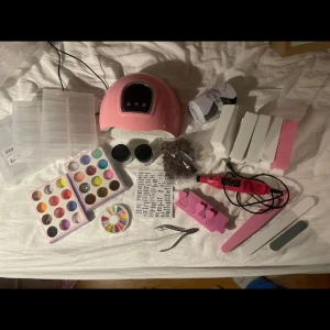 Nagel kit  - tippar, acryl pulver i färger och clear, tejptippar, glitter, pärlor, nagelklistermärken, uv lampa, elektrisk nagelfil+ massa extra huvuden till nagelfilen, 8st puffrar