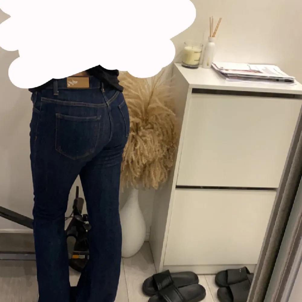 Säljer dessa jätte sköna och bekväma utsvängda jeans. Storleken passar som S och färgen är mörkblå, jeansen är lite mer högmidjade och jag är 164cm. Pris kan alltid diskuteras, skriv om ni är intresserade! 💗 . Jeans & Byxor.