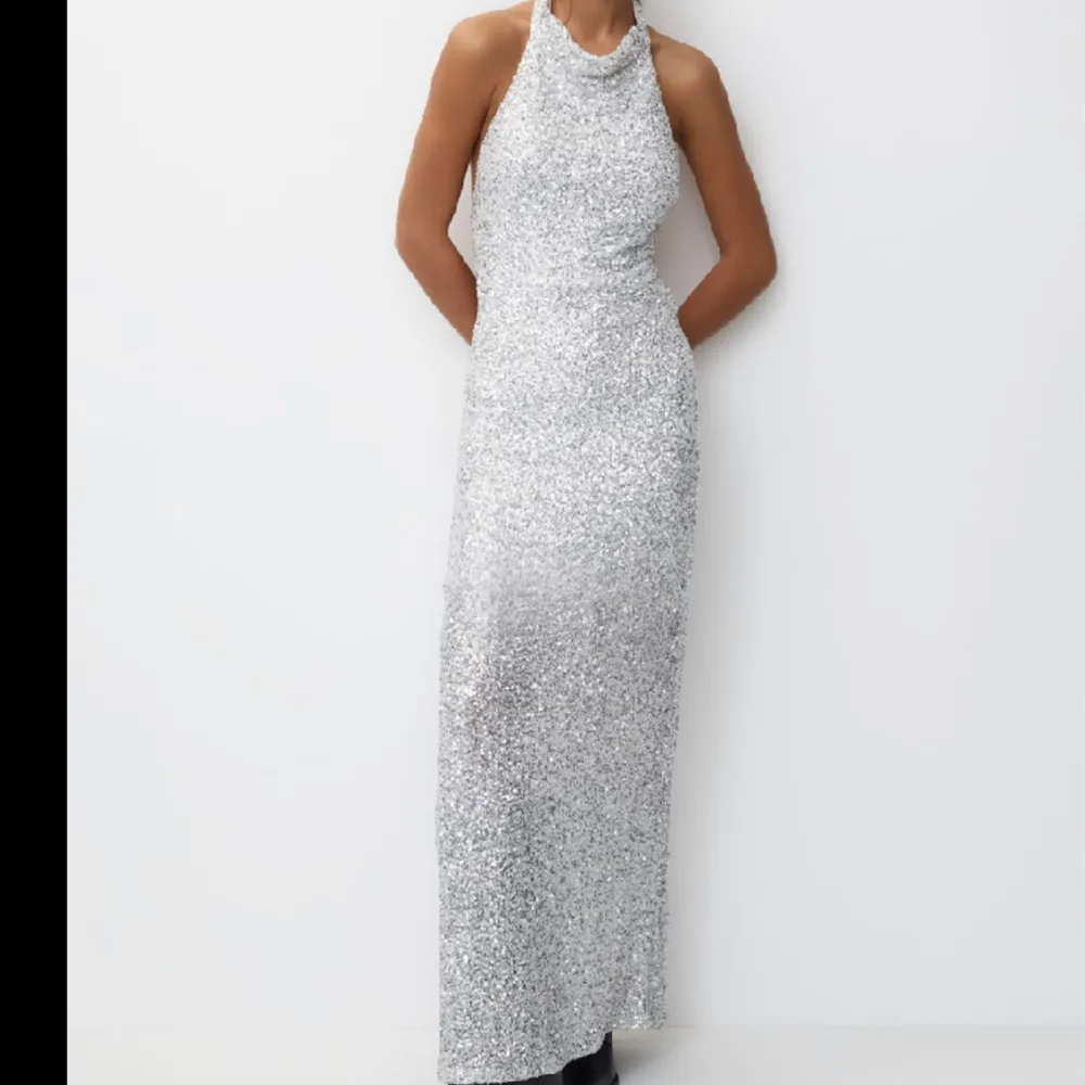 Säljer den mest perfekta klänningen med vackra paljetter. Aldrig använd med prislapp kvar🤗❤️. Klänningar.