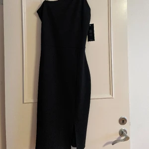 Säljer denna snygga kortklänningen ifrån NAKD! Helt oanvänd! Strl XS!😻 - Har en liten slits. Medel tjockt material. ❣️