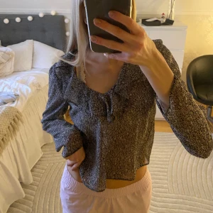 Blus - Jag säljer denna supergulliga blus från nakd då den inte längre används! Som ny, storlek 34. Säljs för 200kr🤩🎉