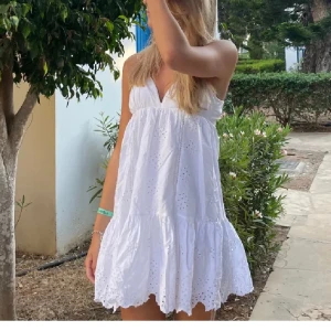 Vit klänning - Jätte fin klänning från zara och köpt för två somrar sen! Endast använd fåtalgånger och kommer inte till användning längre🫶🏼 kan vara en fin student klänning