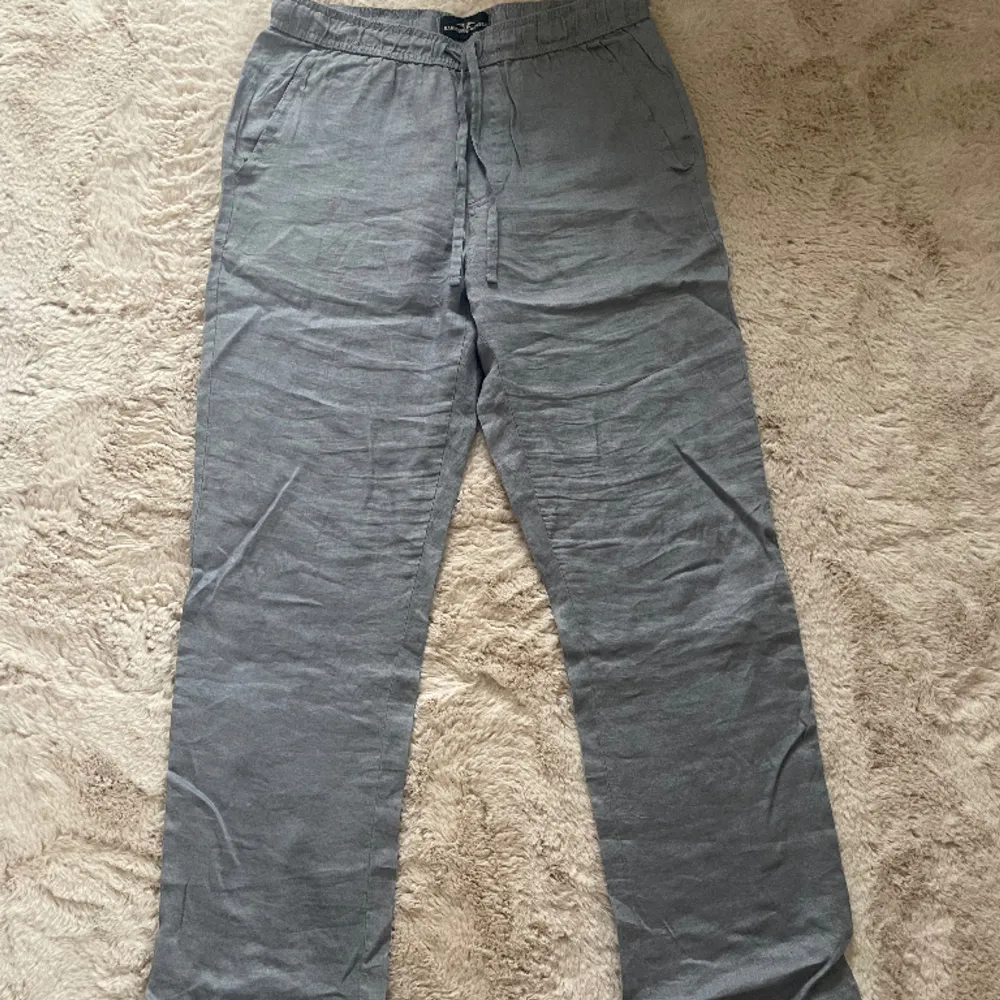 Skit snygga oversized linnebyxor i blå/gråaktig färg i storlek S. Använt max 3 gånger. Nytt och fint skick.. Jeans & Byxor.