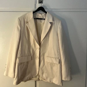 Kavaj - En oversized kavaj från Gina Tricot, köpt för cirka 2 år sedan och andvänt ett fåtal gånger 🩷 Storlek 42, men är inte så stor. Köpt för 700 kr och säljer för 200 kr o frakt på 65 kr 