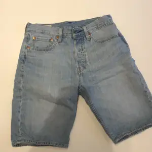 Levis 501 shorts med midjemått 28. Knappast använda utan någon slitning