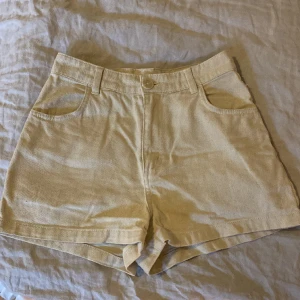 Beige shorts - highwaist shorts i beige! I bra skick , säljer pga att de är för små. 100% bomull