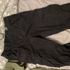 svarta cargo byxor - .