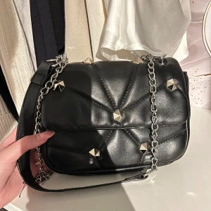 Nit väska - Säljer denna populära väskan då jag aldrig får användning för den. Den är i nyskick då den endast användts 1 gång. Hör av er vid frågor eller tryck gärna på köp nu 💓😀