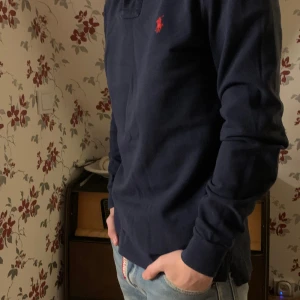 Ralphlauren långärmad piké - Hej, säljer denna tröja till ett fint pris! Tröjan har inga defekter och passar dig runt 170-180 bra. Det finns qr scan (3dje bilden) som bevisar att den är äkta, tveka inte på att höra av dig vid funderingar! Allt gott Joel
