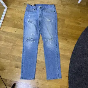 Jeans från hollister storlek 29/30 fint skick!