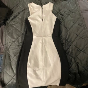 Svart vit klänning  - Tight klänning 