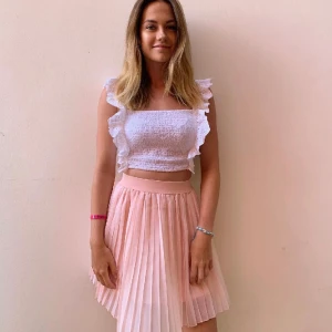 Rosa kjol NAKD - Säljer min rosa plisserade kjol i strl XS