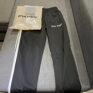 Palm angels  - Byxorna är i bra skick o nästan nya.