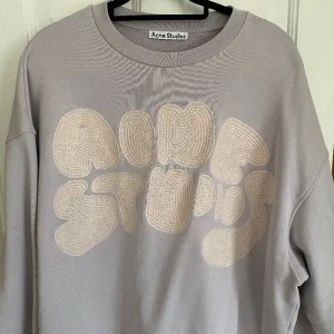 Acne Studios - Hej, säljer en otroligt fin och helt ny tröja från Acne Studios som bara har använts 1 gång.  Acne Studios Bubble logo sweatshirt Nypris på Acnes hemsida var 3800kr  Storlek M, passar oversized M/L  Hämtas i Stockholm eller fraktas 
