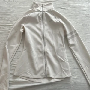 Stronger jacka - Bra skick.  Knappt använd.  Snygg passform.  Svettavikande.