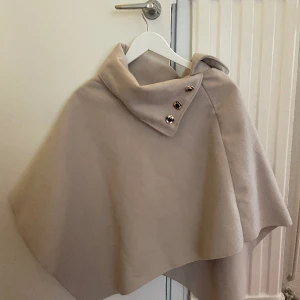 Cape i kashmir  - Cape / poncho i Kashmir med fina knappar. 