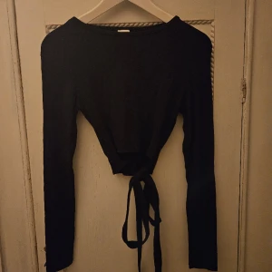 Topp med knytning - Topp som man knyter runt midjan. Använd 2 gånger, mycket fint skick