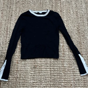 Stickad tröja - Stickad tröja från ZARA Knit i marinblå med vita detaljer. Har slits i armarna, super fin detalj. Säljer då den inte passar. ❤️