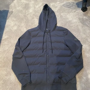 Cardigan Jackan  - Jätte fin cardigan jacka från Hackett London, skick 10/10 använt fåtal gånger inga defekter alls. Ny pris 2000kr Storleken S men passar M, jag har M och den passar utmärkt. Pris kan diskuteras. 