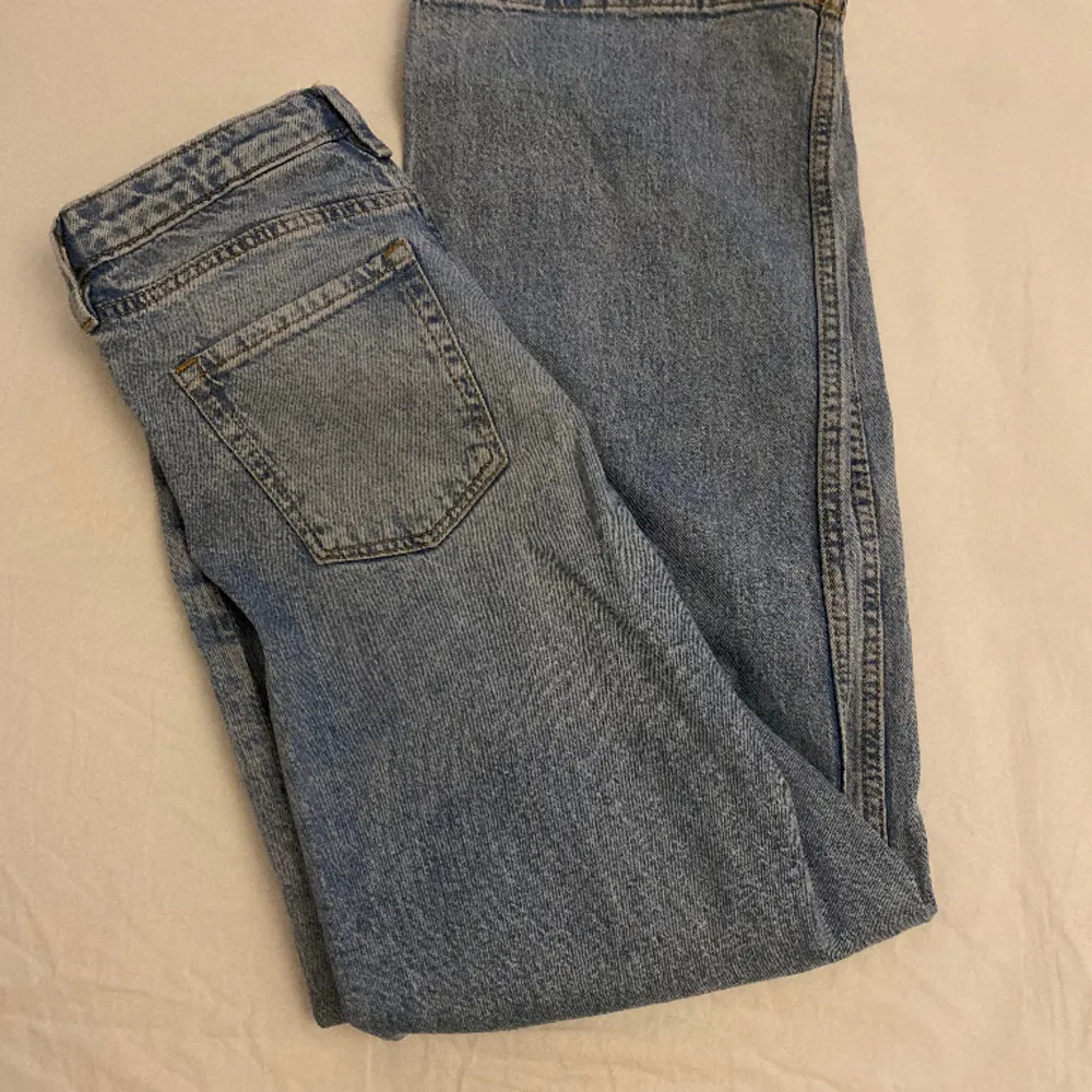 Jeans från H&M, i storlek 146.. Jeans & Byxor.