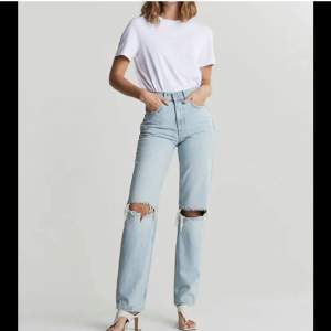 Säljer dessa supersnygga jeans då de är lite för små för mig. De har hög midja och hål i knäna. Gina Tricot 90s tall jeans. Innerbenslängd 87 cm. Bra skick.