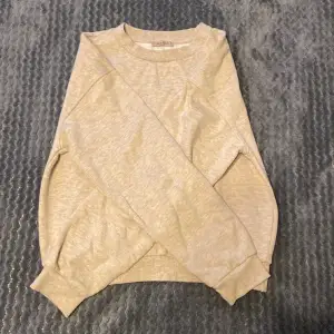 Basic sweatshirt som är sparsamt använd. Skönt material. Säljs pågrund av att den inte kommer till användning.