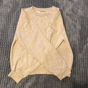 Beige sweatshirt  - Basic sweatshirt som är sparsamt använd. Skönt material. Säljs pågrund av att den inte kommer till användning.